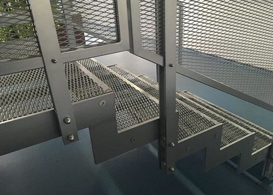 미끄럼 방지와 높은 로드 내력과 익스팬디드 메탈 계단 걸음은 계단에서 걷는 보행자들에게 큰 안전을 제공합니다
