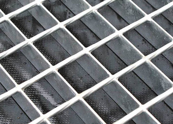 부드럽거나 톱니 모양의 평면이 있는 용접된 철제 막 grate