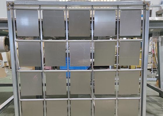 활동적 전면은 뮤지엄과 쇼핑몰을 장식해서 바람 부는 날에 물결과 같이 흔들립니다
