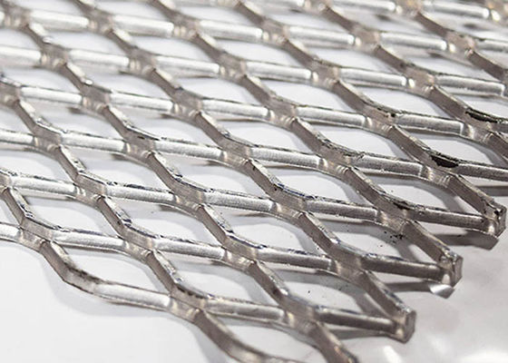 반 미끄러지기 특성을 가진 높이 확장 된 금속 판